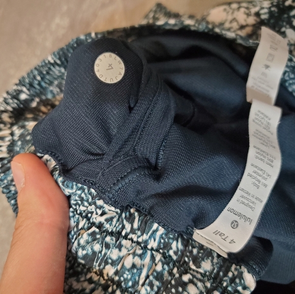 NWOT Lululemon Hotty Hot Short II *Long 4". Liner Blue/ green, white. Size 4. - Picture 8 of 13
